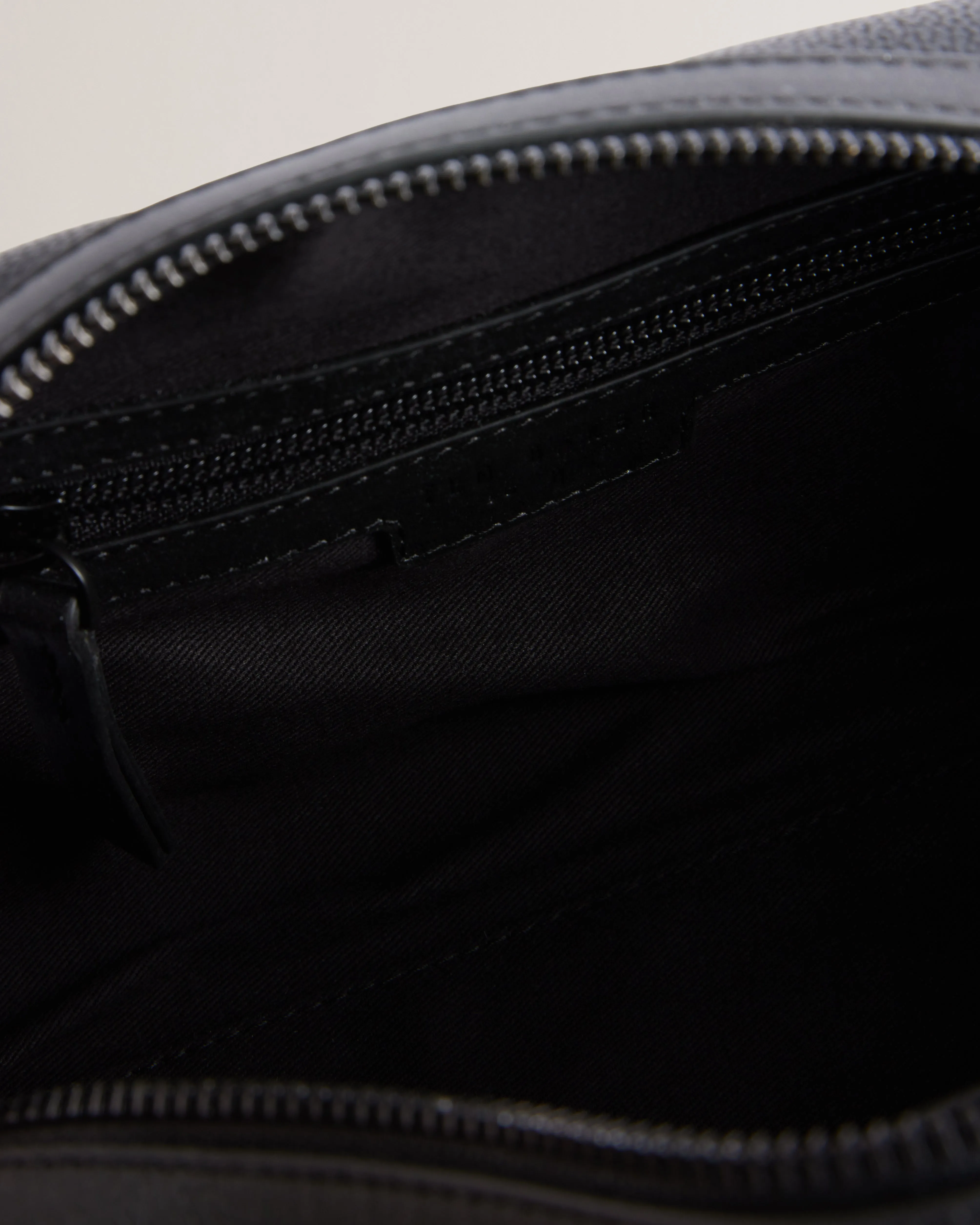 Laniis Recycled Leather Washbag Black