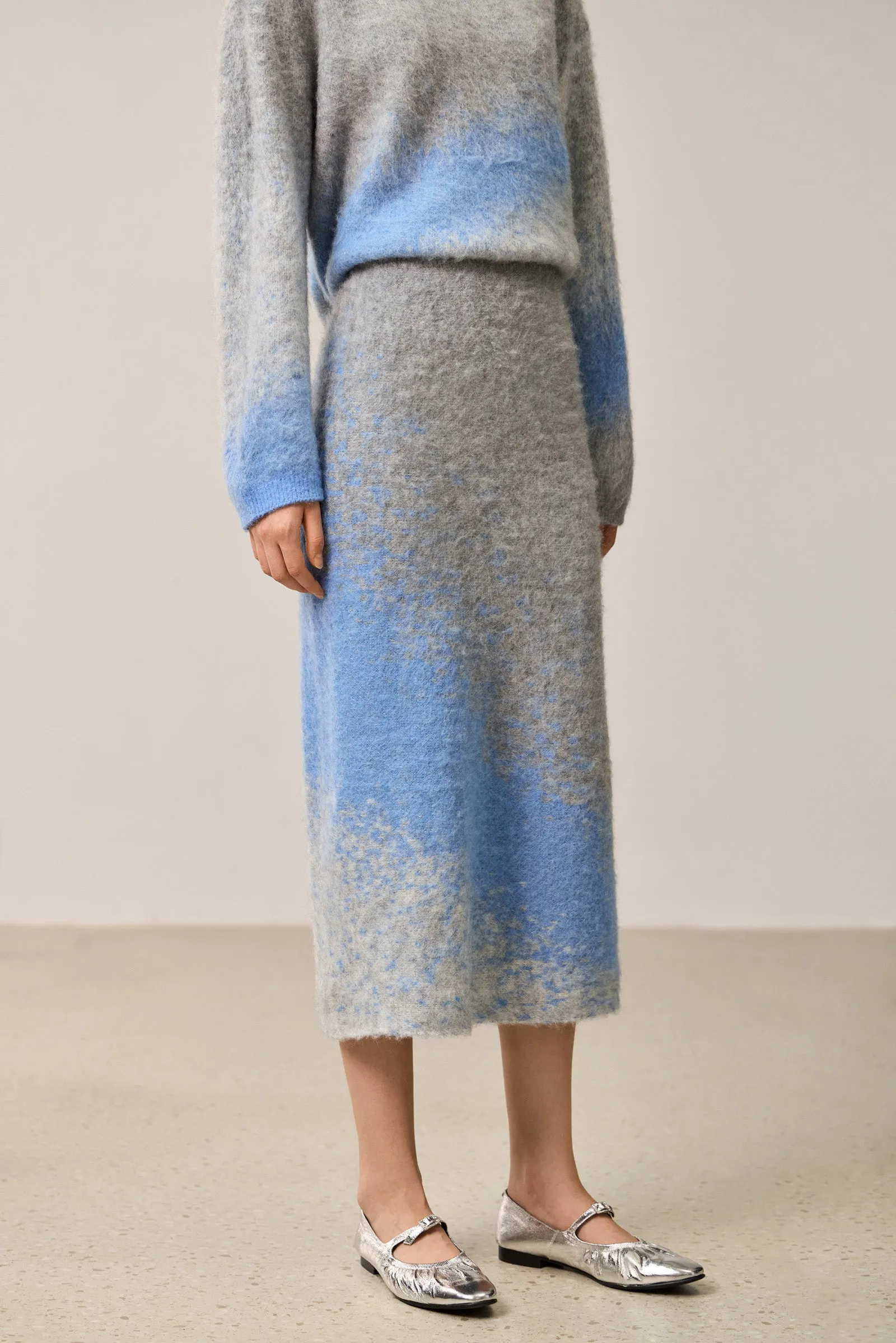 LILY Gray-Tone Gradient Contrast Crewneck Sweater