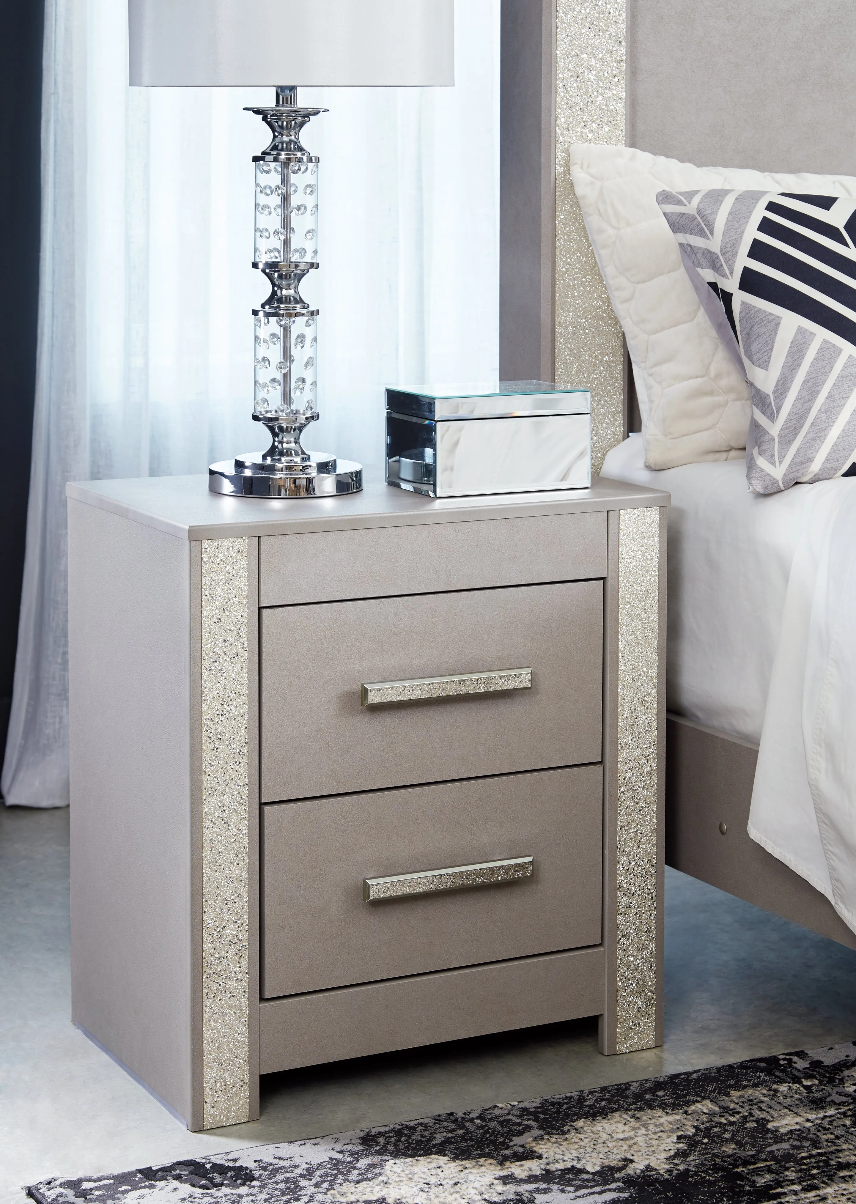 Surancha King Poster Bed with Mirrored Dresser, Chest and 2 Nightstands in Gray
